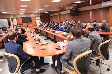 دیدار رئیس دانشگاه و معاونین با پرسنل خدماتی